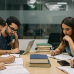 Candidatos estudando com dedicação para concursos públicos, simbolizando preparação e esperança para as provas de 2025.