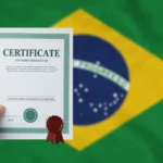 Mão segurando certificado de curso livre com data de 2025, simbolizando validade legal no Brasil.
