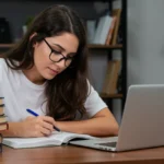 Pessoa estudando para concursos federais 2026 com foco e dedicação