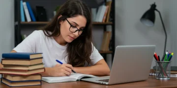 Pessoa estudando para concursos federais 2026 com foco e dedicação